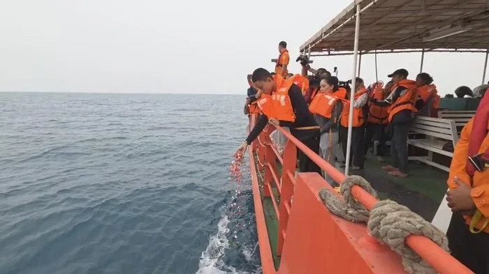 Pencarian Jurnalis Krakatau Dihentikan, Tangis Pecah Saat Tabur Bunga